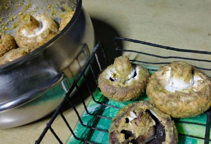 Фото шага рецепта Шампиньоны на гриле с песто 190609 шаг 8  