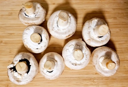 Фото шага рецепта Шампиньоны в духовке с тунцом 190653 шаг 1