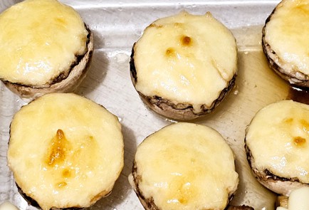 Фото шага рецепта Шампиньоны в духовке с тунцом 190653 шаг 10