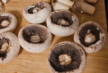 Фото шага рецепта Шампиньоны в духовке с тунцом 190653 шаг 2