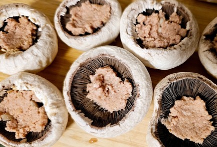 Фото шага рецепта Шампиньоны в духовке с тунцом 190653 шаг 6