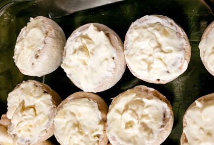 Фото шага рецепта Шампиньоны в духовке с тунцом 190653 шаг 9