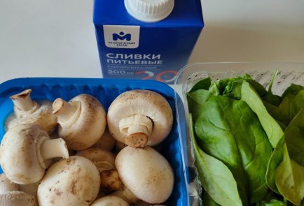 Фото шага рецепта Шампиньоны со шпинатом в сливочном соусе 187062 шаг 1  