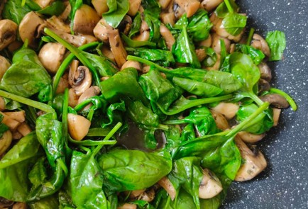 Фото шага рецепта Шампиньоны со шпинатом в сливочном соусе 187062 шаг 10  