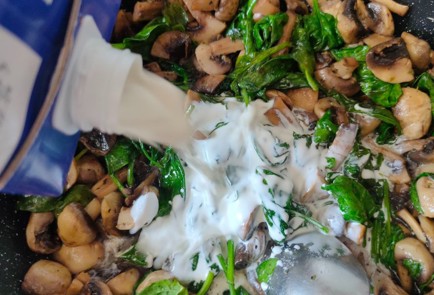 Фото шага рецепта Шампиньоны со шпинатом в сливочном соусе 187062 шаг 11  