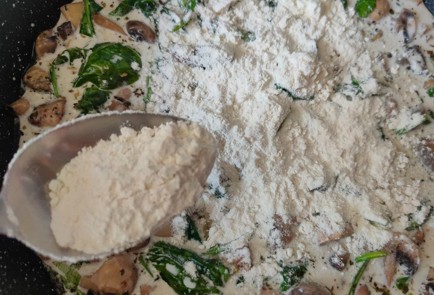 Фото шага рецепта Шампиньоны со шпинатом в сливочном соусе 187062 шаг 12  