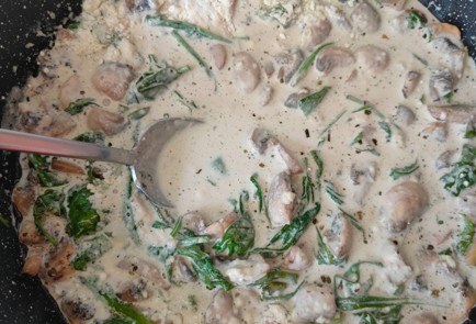 Фото шага рецепта Шампиньоны со шпинатом в сливочном соусе 187062 шаг 13  