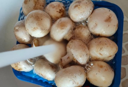 Фото шага рецепта Шампиньоны со шпинатом в сливочном соусе 187062 шаг 2  