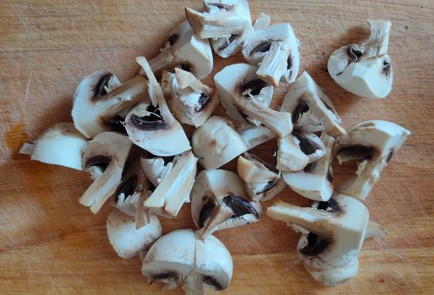 Фото шага рецепта Шампиньоны со шпинатом в сливочном соусе 187062 шаг 3  