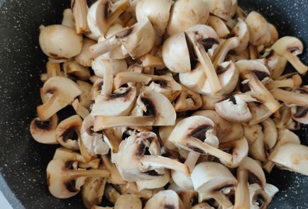 Фото шага рецепта Шампиньоны со шпинатом в сливочном соусе 187062 шаг 5  