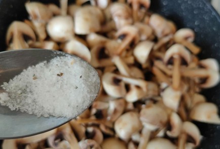 Фото шага рецепта Шампиньоны со шпинатом в сливочном соусе 187062 шаг 6  