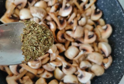 Фото шага рецепта Шампиньоны со шпинатом в сливочном соусе 187062 шаг 7  