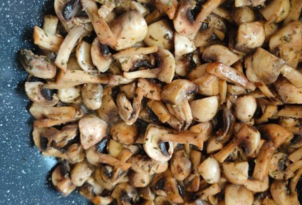 Фото шага рецепта Шампиньоны со шпинатом в сливочном соусе 187062 шаг 8  