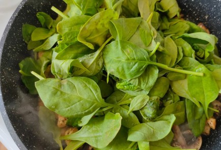 Фото шага рецепта Шампиньоны со шпинатом в сливочном соусе 187062 шаг 9  