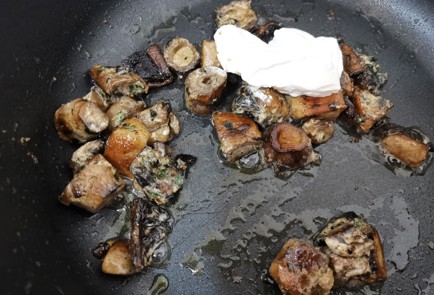 Фото шага рецепта Шампиньоны со сметаной и сыром 186391 шаг 10  