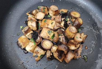 Фото шага рецепта Шампиньоны со сметаной и сыром 186391 шаг 7  