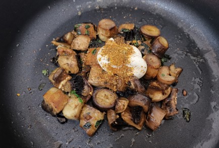 Фото шага рецепта Шампиньоны со сметаной и сыром 186391 шаг 9  