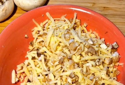 Фото шага рецепта Шампиньоны запеченные под шубой 188428 шаг 5  