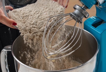 Фото шага рецепта Шарлотка на цельнозерновой муке с пряностями 174827 шаг 6  