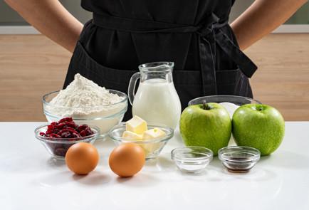 Фото шага рецепта Шарлотка на кефире 189164 шаг 1  