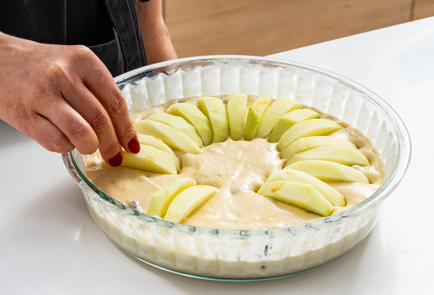 Фото шага рецепта Шарлотка на кефире 189164 шаг 10  