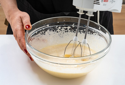 Фото шага рецепта Шарлотка на кефире 189164 шаг 3  