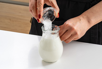 Фото шага рецепта Шарлотка на кефире 189164 шаг 4  