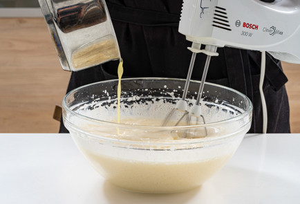 Фото шага рецепта Шарлотка на кефире 189164 шаг 5  