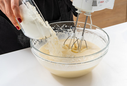 Фото шага рецепта Шарлотка на кефире 189164 шаг 6  