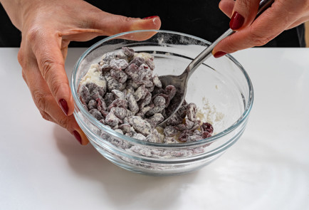 Фото шага рецепта Шарлотка на кефире 189164 шаг 7  