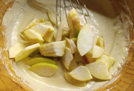 Фото шага рецепта Шарлотка на кукурузной муке 190580 шаг 11  