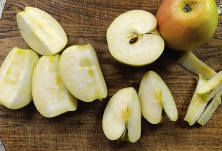 Фото шага рецепта Шарлотка на кукурузной муке 190580 шаг 2  