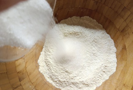 Фото шага рецепта Шарлотка на кукурузной муке 190580 шаг 5  