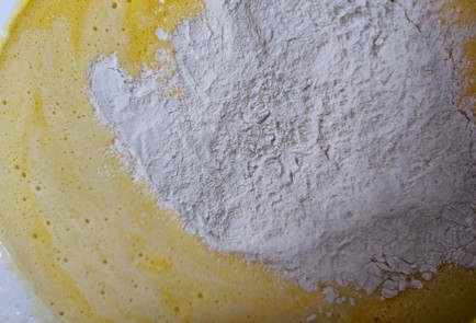 Фото шага рецепта Шарлотка с грушами и яблоками 186710 шаг 2