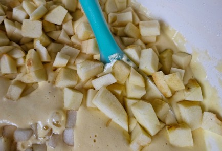 Фото шага рецепта Шарлотка с грушами и яблоками 186710 шаг 5