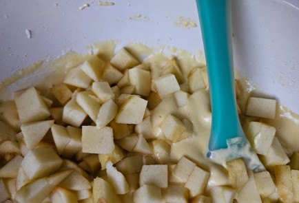 Фото шага рецепта Шарлотка с грушами и яблоками 186710 шаг 8