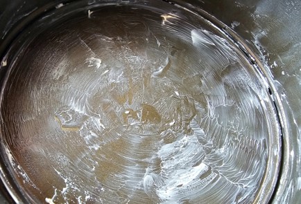 Фото шага рецепта Шарлотка с грушами и яблоками 186710 шаг 9