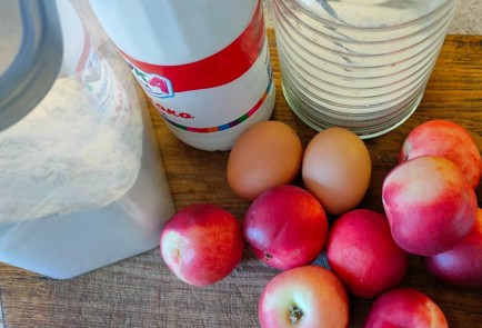 Фото шага рецепта Шарлотка с нектаринами 189950 шаг 1  