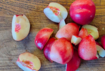 Фото шага рецепта Шарлотка с нектаринами 189950 шаг 12  