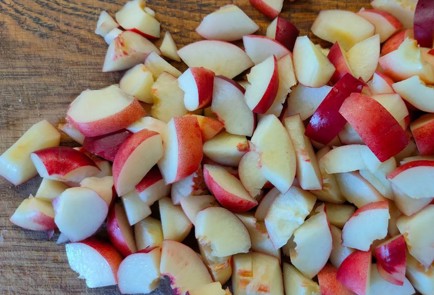 Фото шага рецепта Шарлотка с нектаринами 189950 шаг 13  