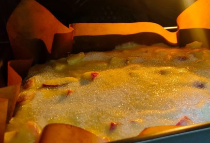 Фото шага рецепта Шарлотка с нектаринами 189950 шаг 18  