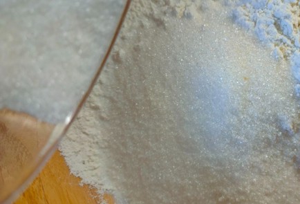 Фото шага рецепта Шарлотка с нектаринами 189950 шаг 3  