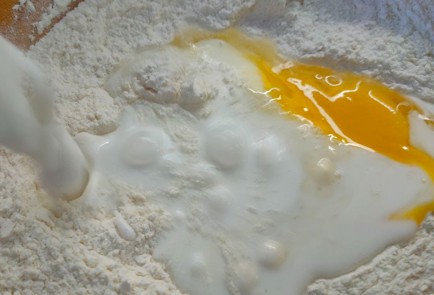 Фото шага рецепта Шарлотка с нектаринами 189950 шаг 9  