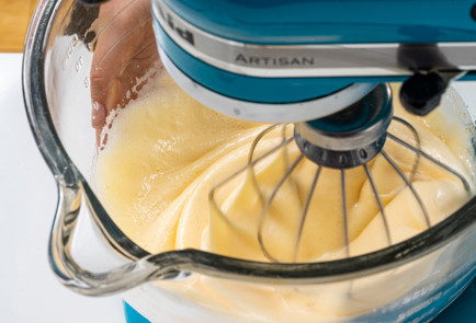 Фото шага рецепта Шарлотка с творогом 189165 шаг 3  