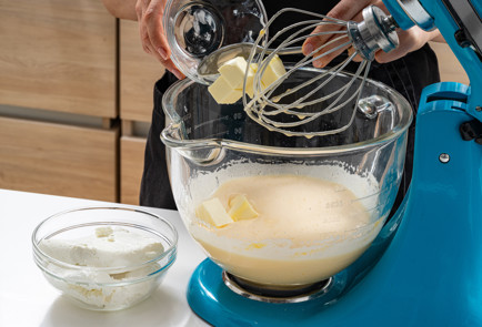 Фото шага рецепта Шарлотка с творогом 189165 шаг 4  