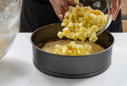 Фото шага рецепта Шарлотка с творогом 189165 шаг 7  