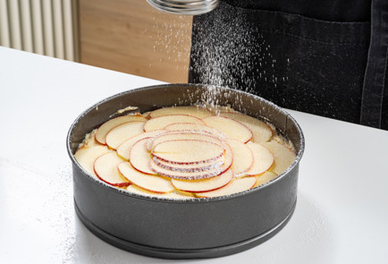 Фото шага рецепта Шарлотка с творогом 189165 шаг 8  