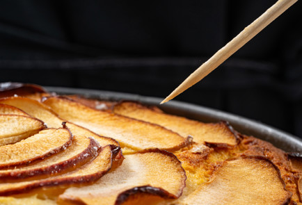 Фото шага рецепта Шарлотка с творогом 189165 шаг 9  