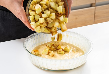 Фото шага рецепта Шарлотка с яблоками 188242 шаг 6  