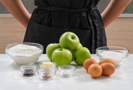 Фото шага рецепта Шарлотка в мультиварке 175246 шаг 1  